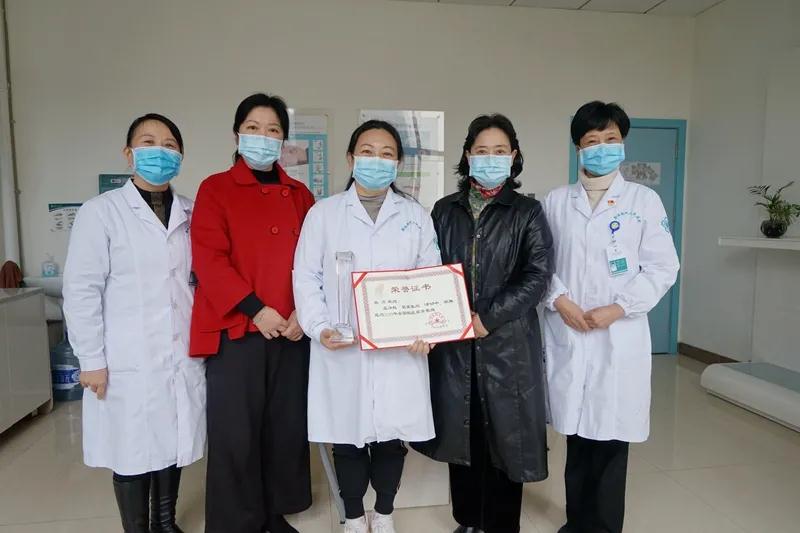 【關(guān)懷】州婦聯(lián)到我院看望慰問全國抗疫“最美家庭”、“五好家庭”成員代表