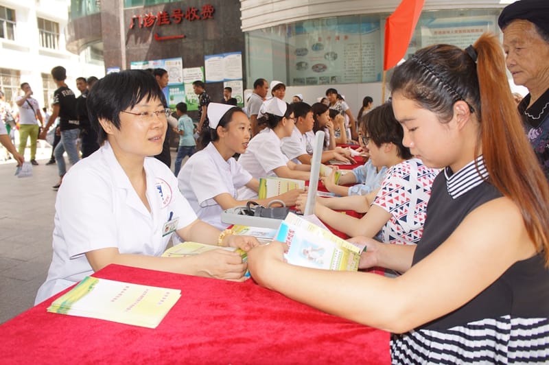 產(chǎn)科主任周白云向孕產(chǎn)婦講解母乳喂養(yǎng)相關(guān)知識.jpg