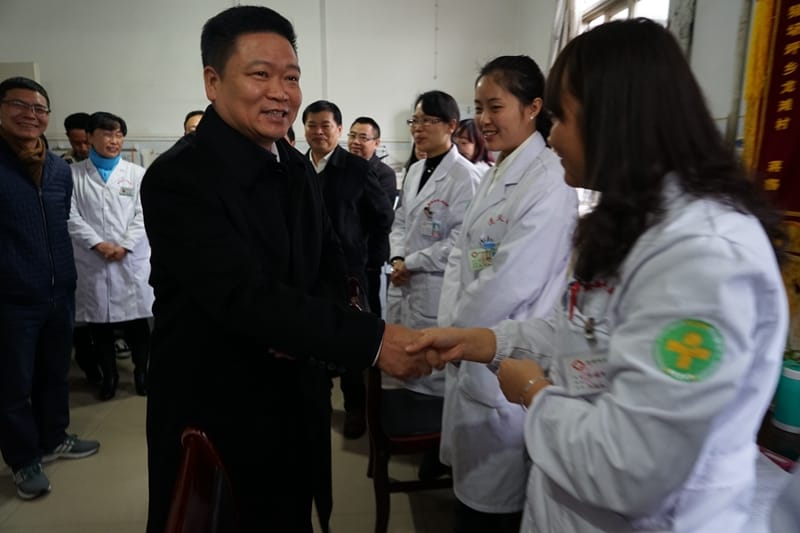 州領(lǐng)導(dǎo)看望慰問州人民醫(yī)院醫(yī)務(wù)工作者